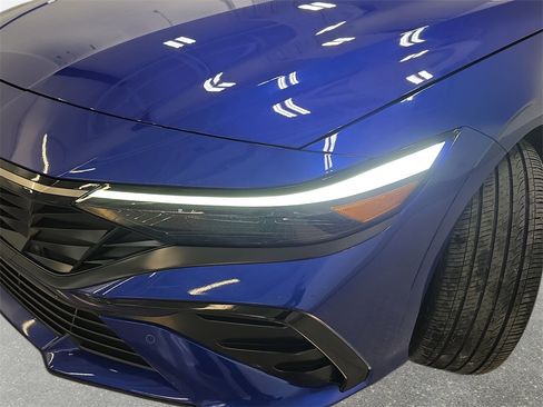 Used 2024 Hyundai Elantra Limited image 31