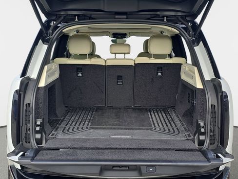 Certified 2025 Land Rover Range Rover SE image 12
