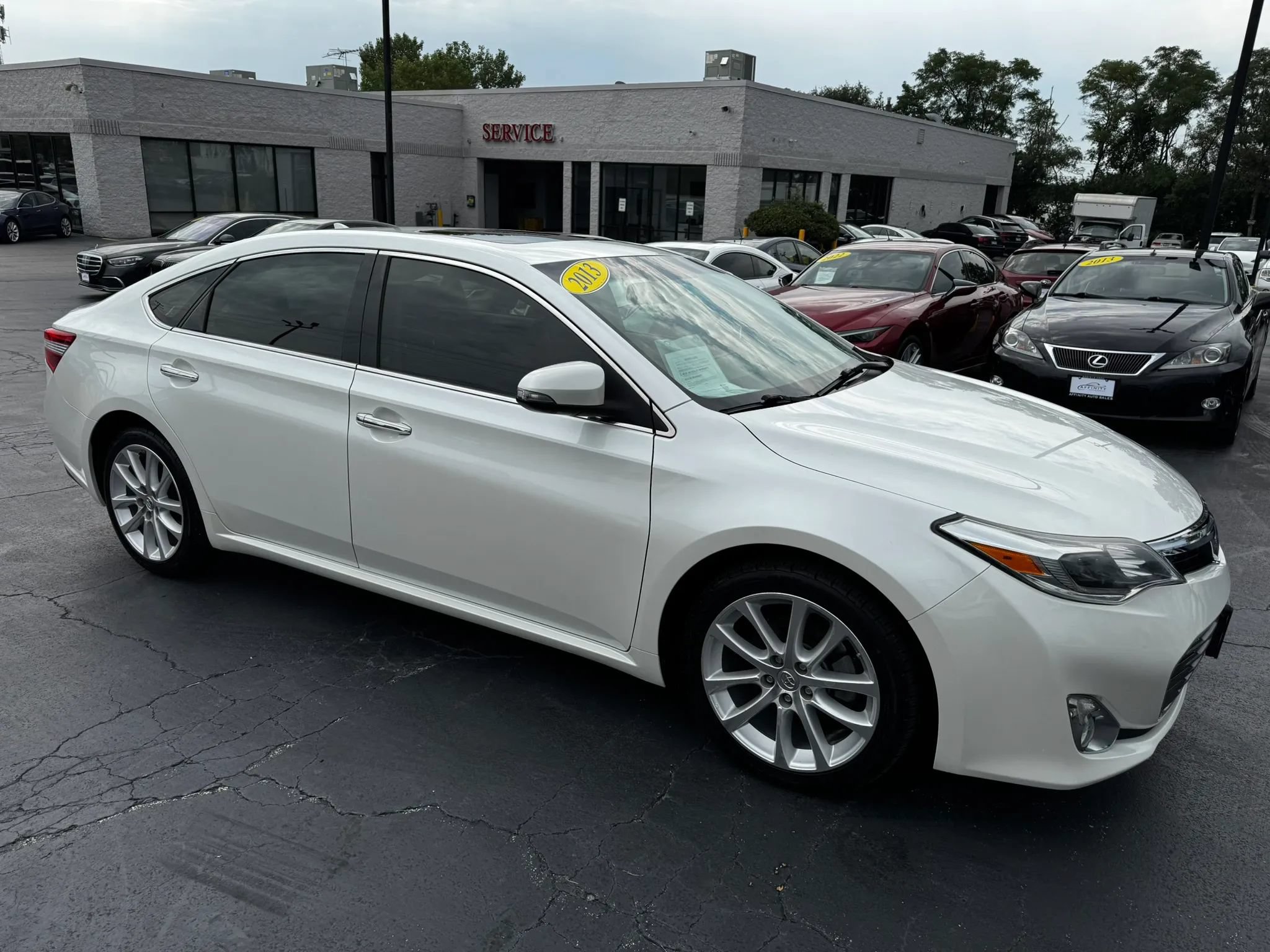 Used 2013 Toyota Avalon Limited w/ Technology Pkg FWD image 6