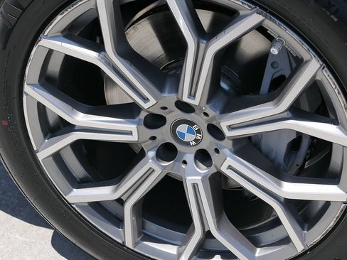 Used 2025 BMW X7 xDrive40i w/ Premium Package AWD/4WD image 11