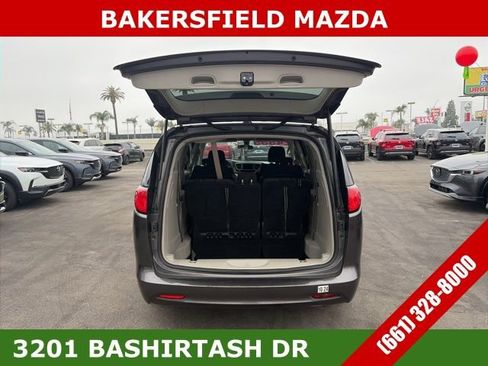 Used 2022 Chrysler Voyager LX image 11