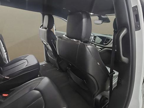Used 2024 Chrysler Pacifica Limited FWD image 24