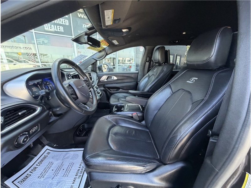 Used 2019 Chrysler Pacifica Touring-L Plus w/ Advanced Safetytec Group FWD image 18
