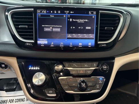 Used 2023 Chrysler Pacifica Touring-L image 15