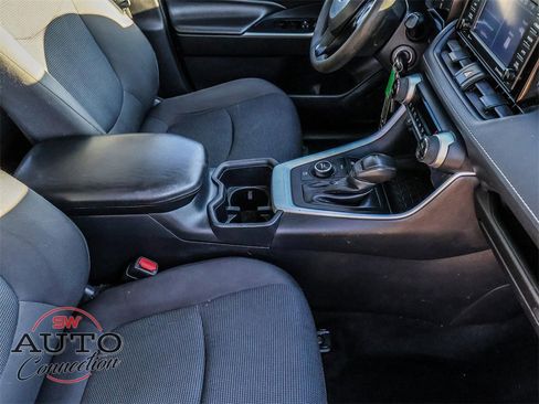 Used 2022 Toyota RAV4 LE image 17