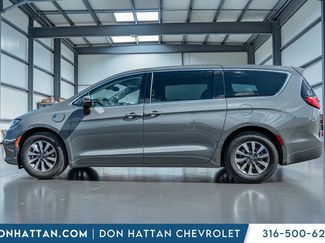 Used 2023 Chrysler Pacifica Touring-L video 2