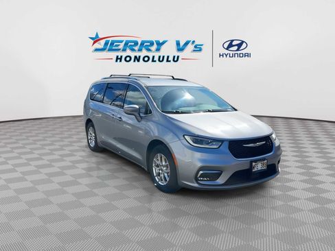 Used 2021 Chrysler Pacifica Touring-L image 2