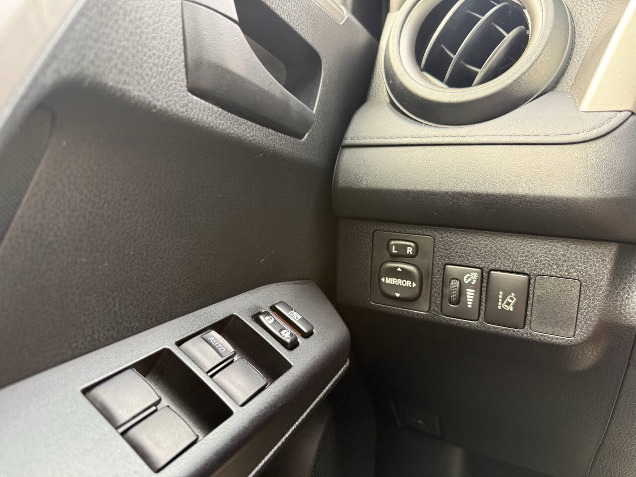 Used 2017 Toyota RAV4 LE AWD/4WD image 22