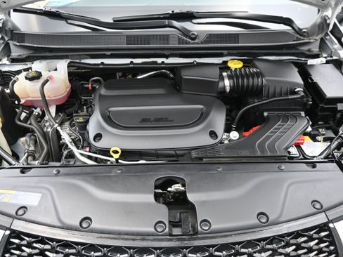 Used 2023 Chrysler Pacifica Touring-L FWD image 18