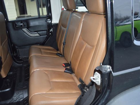 Used 2013 Jeep Wrangler Unlimited Sahara image 19