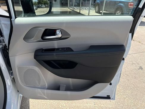 Used 2024 Chrysler Pacifica Touring-L FWD image 14