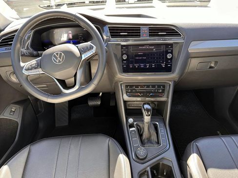 Used 2024 Volkswagen Tiguan SE w/ Panoramic Sunroof Package AWD/4WD image 16