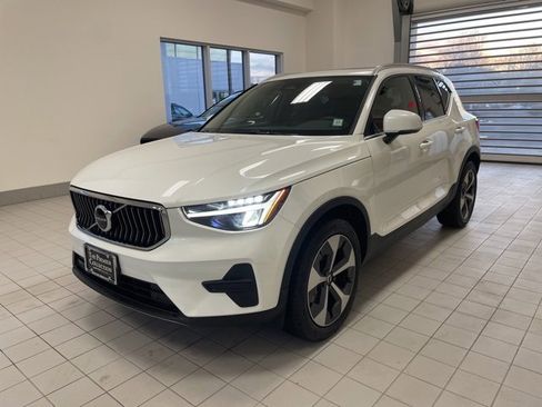 Certified 2025 Volvo XC40 B5 Core image 1