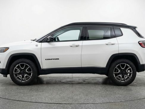 Used 2025 Jeep Compass Trailhawk AWD/4WD image 5
