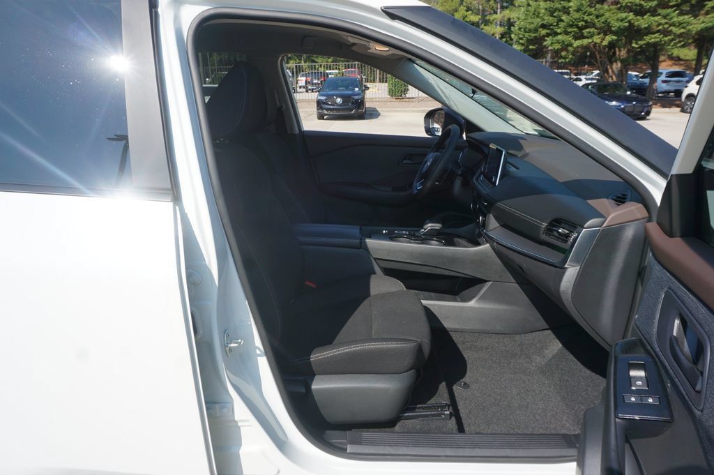 Used 2023 Nissan Rogue S FWD image 14