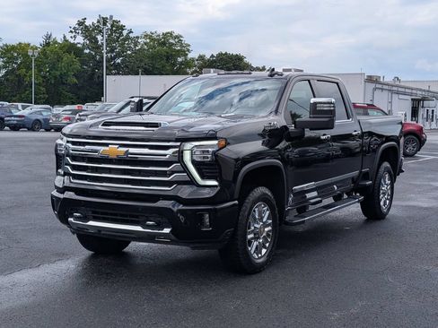 Used 2024 Chevrolet Silverado 2500 High Country w/ High Country Premium Package AWD/4WD image 3