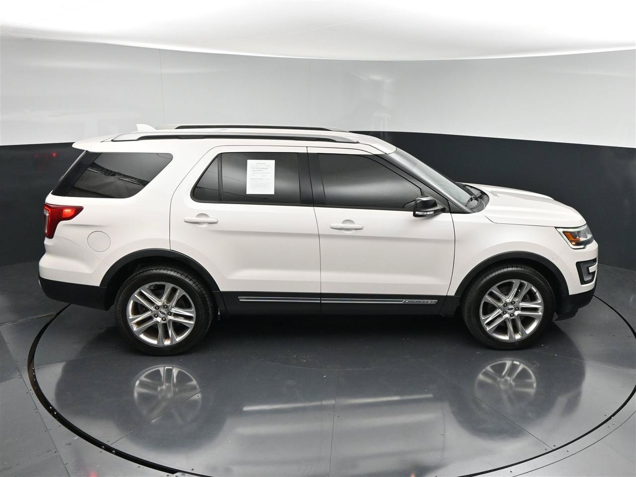 Used 2017 Ford Explorer XLT w/ Equipment Group 202A AWD/4WD image 22