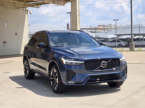 Used 2026 Volvo XC60 B5 Plus w/ Protection Package Premier AWD/4WD image 3