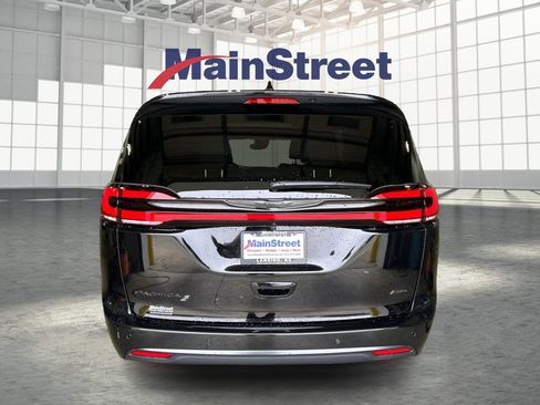 New 2026 Chrysler Pacifica Select AWD/4WD image 4
