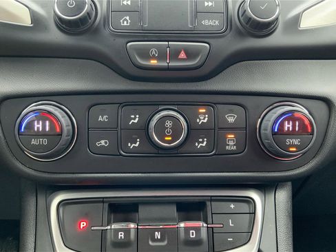 Used 2024 GMC Terrain SLT image 34