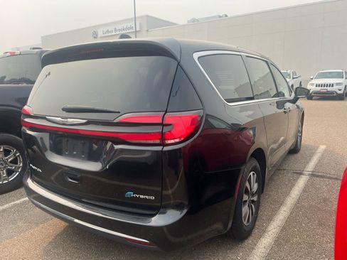 Used 2023 Chrysler Pacifica Touring-L FWD image 3