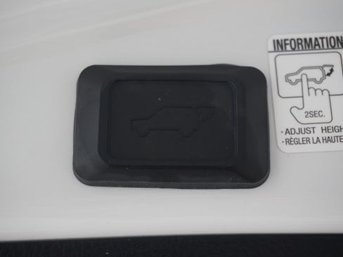 Used 2018 Toyota RAV4 Limited FWD image 29