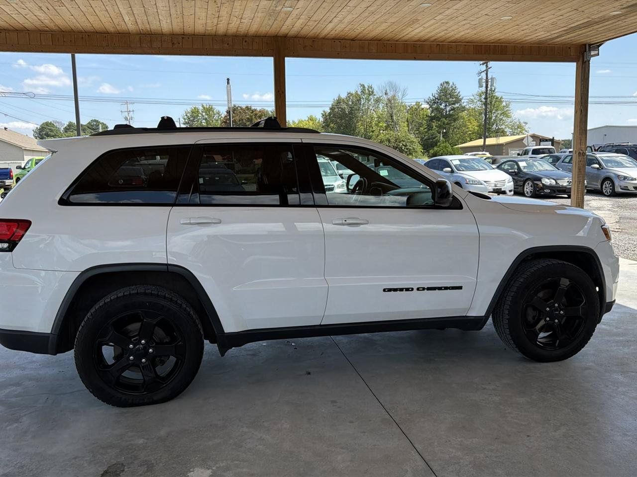 Used 2018 Jeep Grand Cherokee Laredo AWD/4WD image 6