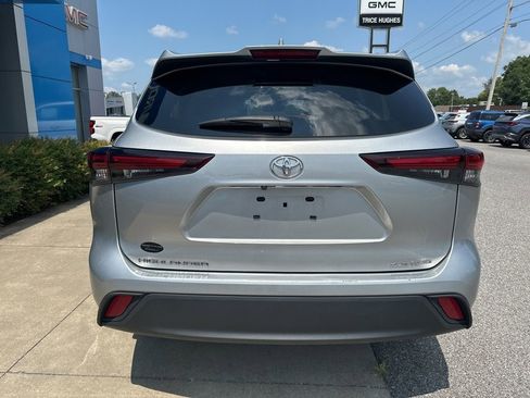 Used 2024 Toyota Highlander XLE image 8