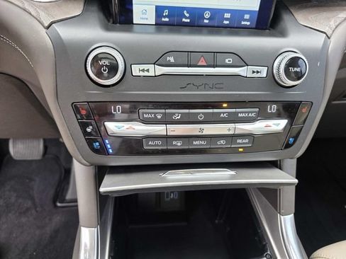 Used 2020 Ford Explorer Platinum w/ Premium Technology Package AWD/4WD image 11