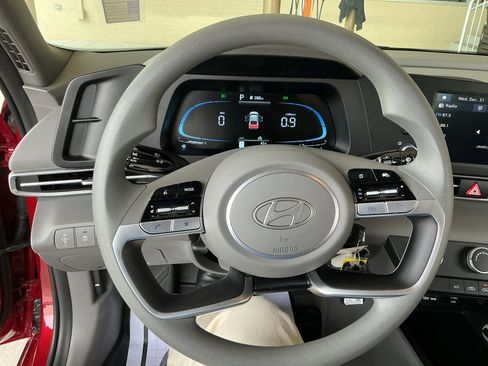 Certified 2025 Hyundai Elantra SE image 9