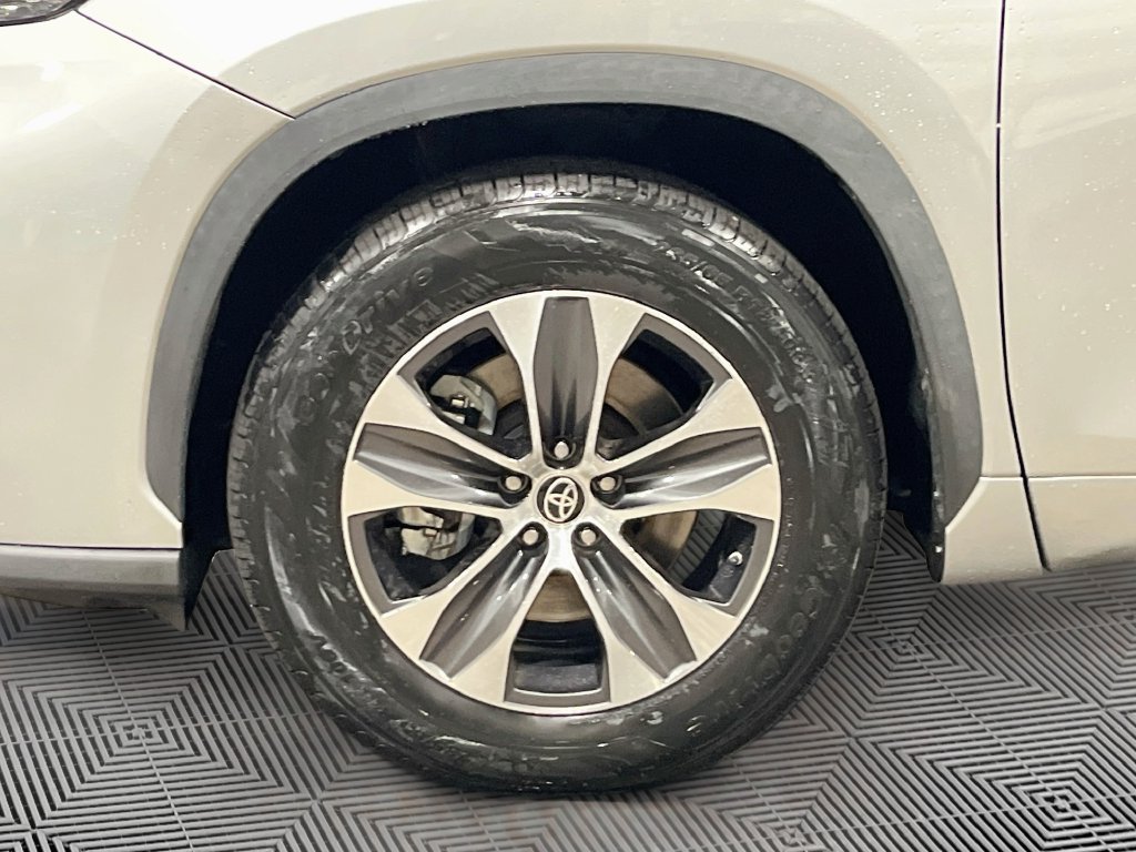 Used 2022 Toyota Highlander XLE FWD image 11