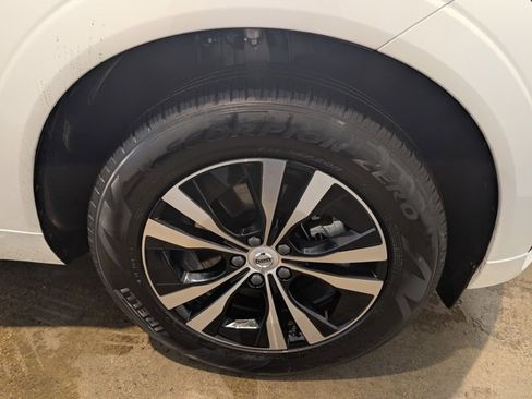 Used 2025 Volvo XC60 B5 Core w/ Climate Package image 7