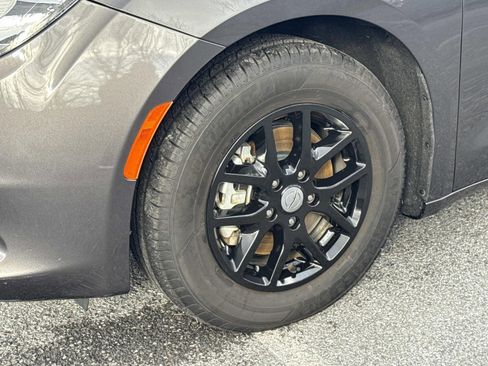 Used 2023 Chrysler Voyager LX image 7