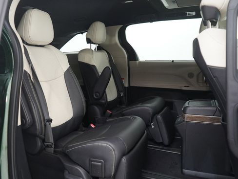 Used 2025 Toyota Sienna Platinum image 12