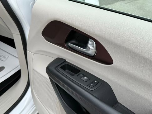 Used 2020 Chrysler Pacifica Limited image 20