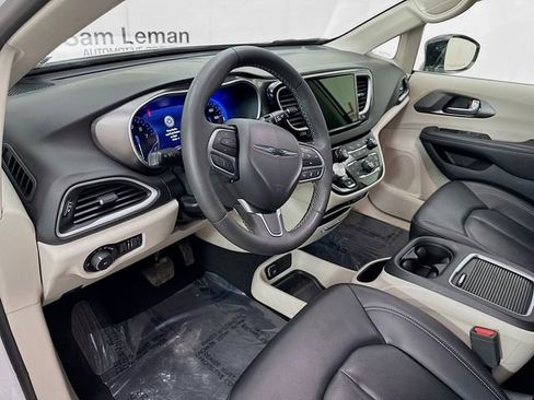 Used 2024 Chrysler Pacifica Touring-L FWD image 9