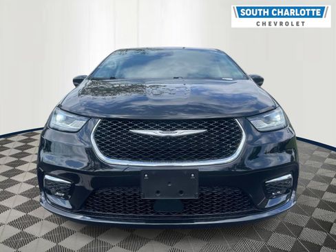 Used 2024 Chrysler Pacifica Touring-L FWD image 2