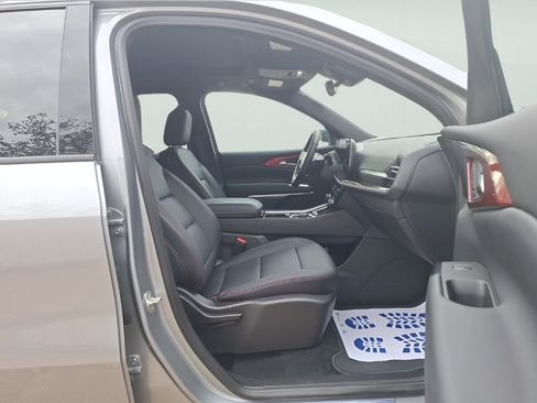 Used 2025 Chevrolet Traverse Z71 image 9