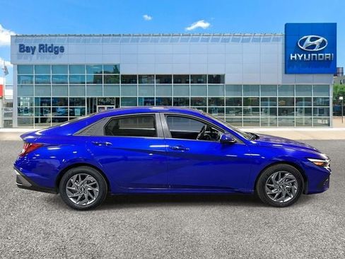 Used 2024 Hyundai Elantra SEL image 2