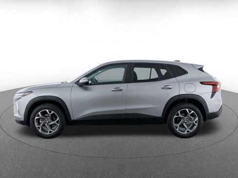 Used 2025 Chevrolet Trax LT w/ LT Convenience Package FWD image 4