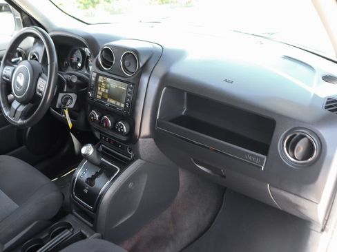 Used 2016 Jeep Patriot Latitude w/ Sun/Sound Group FWD image 32
