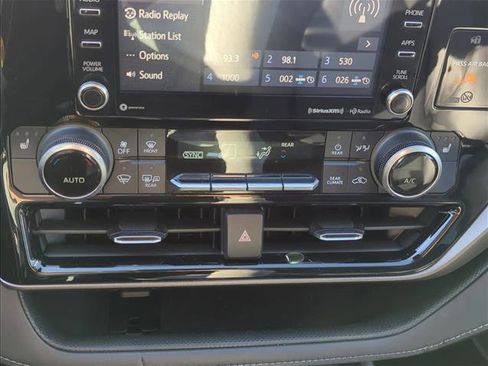 Used 2020 Toyota Highlander XLE image 21