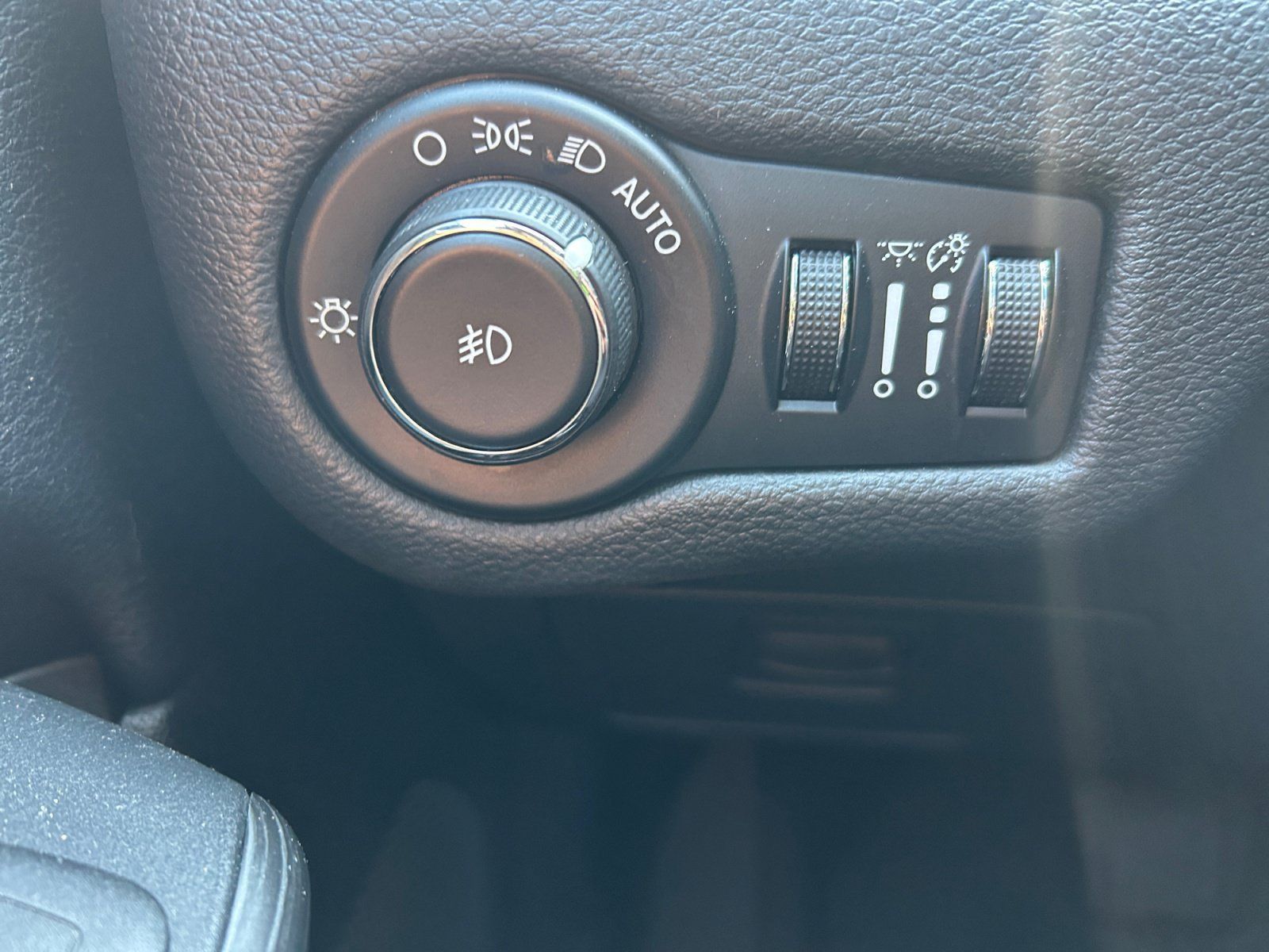 Used 2015 Jeep Cherokee Trailhawk w/ Leather Interior Group AWD/4WD image 21