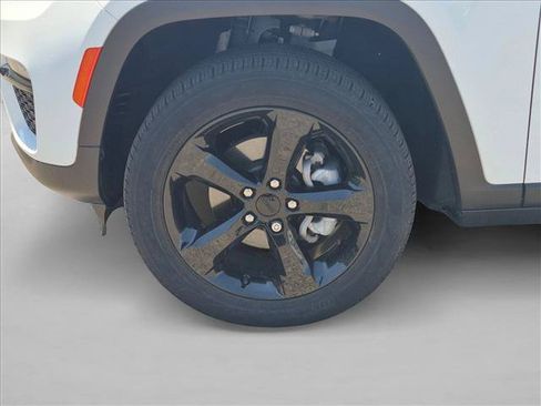 Used 2023 Jeep Grand Cherokee Limited w/ Black Appearance Package AWD/4WD image 9