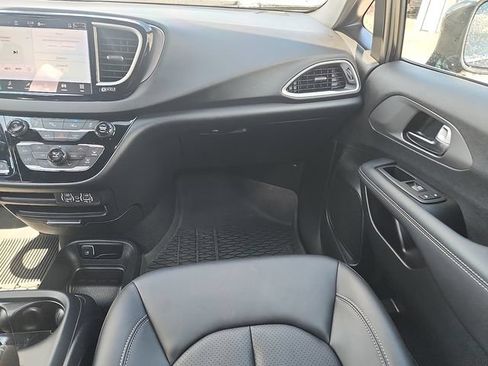 Used 2025 Chrysler Voyager LX FWD image 10