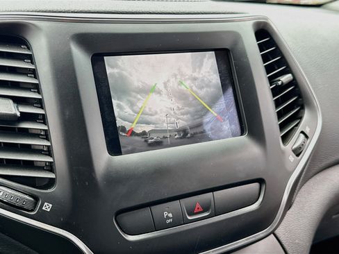 Used 2020 Jeep Cherokee Latitude Plus AWD/4WD image 17