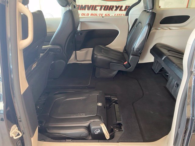Used 2023 Chrysler Pacifica Touring-L FWD image 19