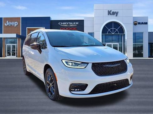 New 2026 Chrysler Pacifica Limited w/ S Appearance Package AWD/4WD image 3