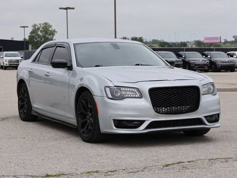 Used 2019 Chrysler 300 Touring w/ Sport Appearance Package RWD image 4