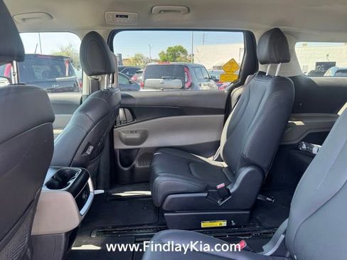 Used 2025 Kia Carnival FWD image 8